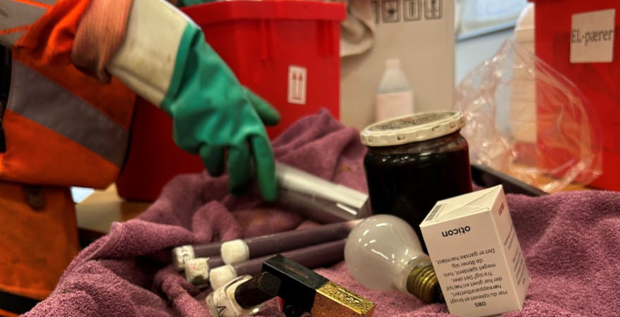 foto fra genbrugspladsen af medicinaffald og en rød miljøkasse